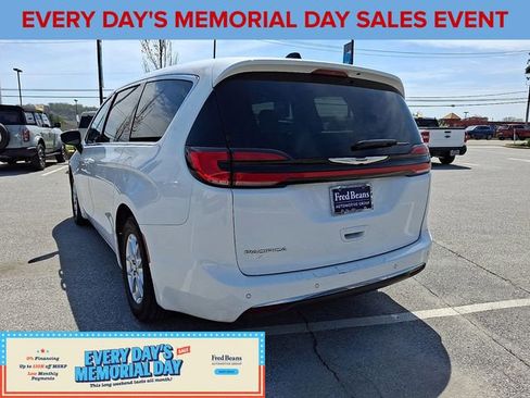 Used 2023 Chrysler Pacifica Touring-L FWD image 8