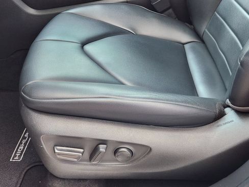 Used 2022 Toyota Highlander XLE FWD image 22