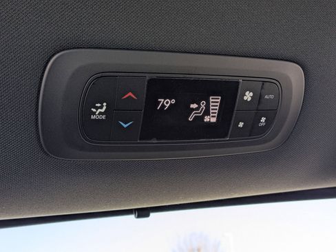 Used 2025 Chrysler Pacifica Select image 30