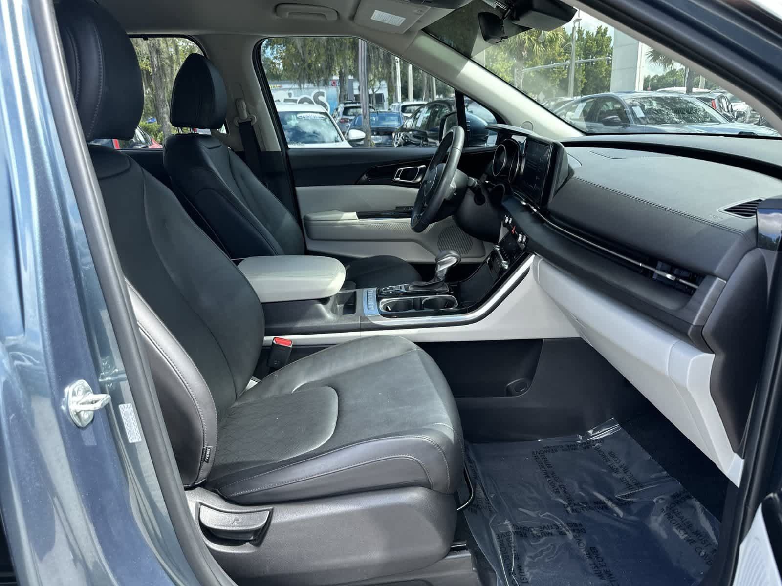 Used 2024 Kia Carnival EX FWD image 17