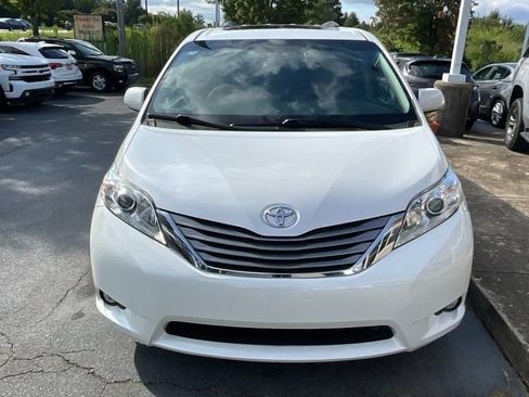 Used 2015 Toyota Sienna XLE image 2