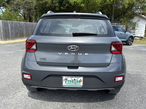 Used 2025 Hyundai Venue SEL FWD image 4