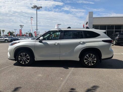 Certified 2025 Toyota Highlander XLE FWD image 6