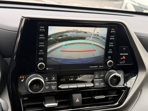 Used 2022 Toyota Highlander XLE image 28