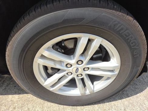 Used 2024 Ford Explorer XLT RWD image 11