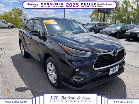 Used 2023 Toyota Highlander LE AWD/4WD image 1