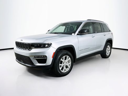 Used 2023 Jeep Grand Cherokee Limited image 3