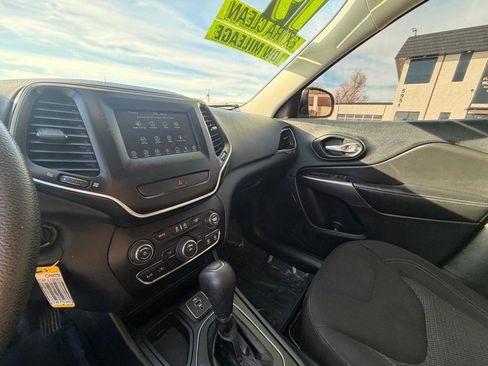 Used 2019 Jeep Cherokee Latitude w/ Popular Appearance Group FWD image 32