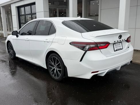 Used 2024 Toyota Camry SE FWD image 3