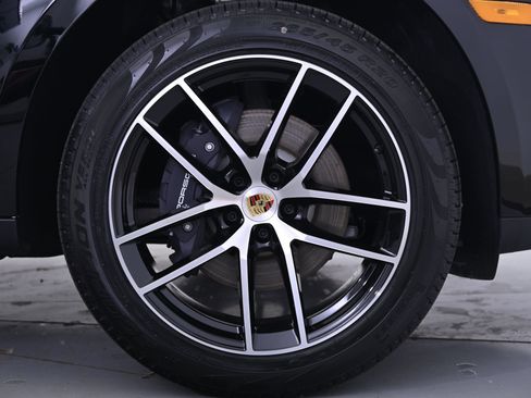 Used 2025 Porsche Macan image 18