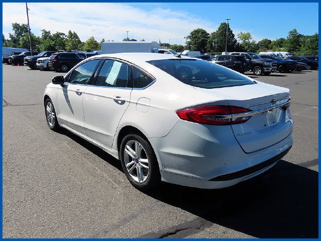 Used 2018 Ford Fusion SE w/ Fusion SE Technology Package FWD image 5
