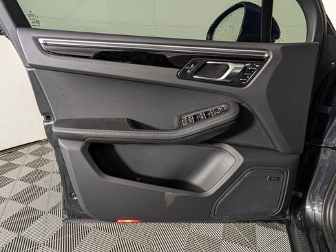 Used 2025 Porsche Macan image 23