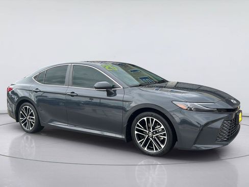Used 2025 Toyota Camry XLE FWD image 1