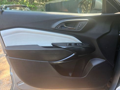Used 2025 Chevrolet Trax LT FWD image 18