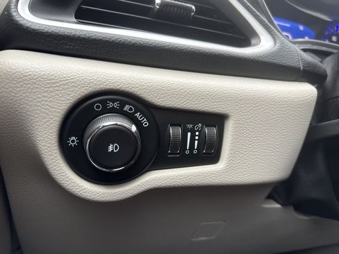 Used 2022 Chrysler Pacifica Touring-L image 21