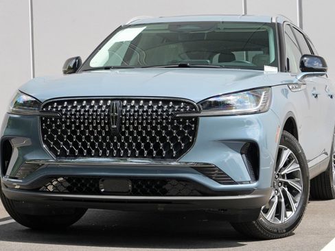 Used 2026 Lincoln Aviator AWD image 3