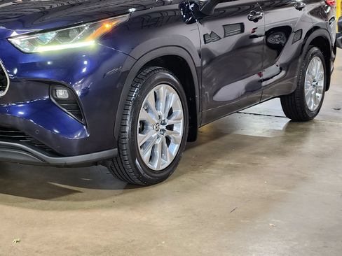 Used 2022 Toyota Highlander Limited FWD image 17