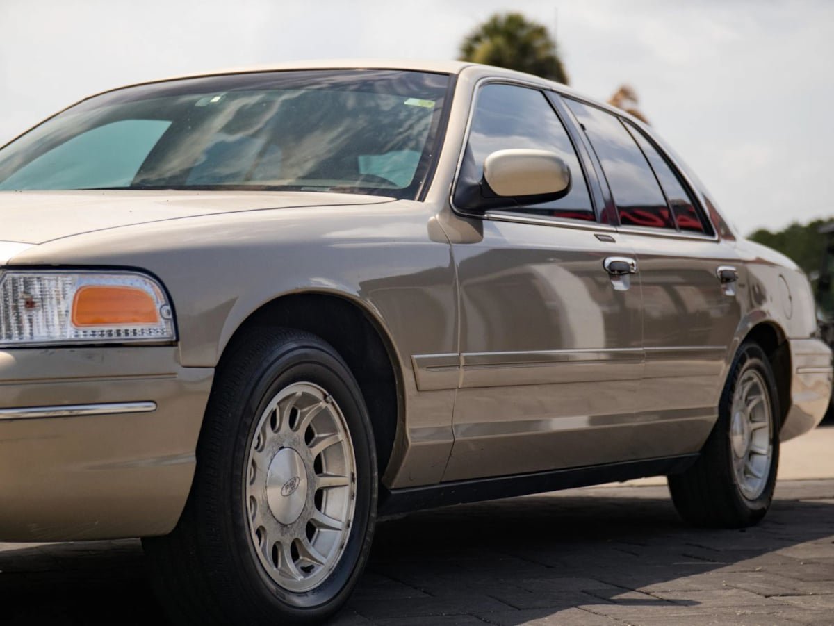 Used 1999 Ford Crown Victoria LX RWD image 7
