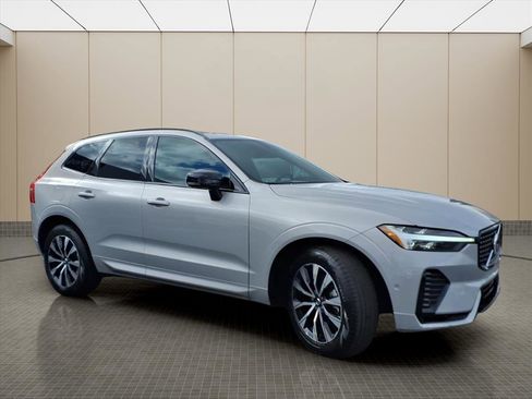 Used 2024 Volvo XC60 B5 Plus image 21