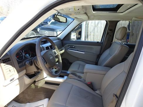 Used 2010 Jeep Liberty Limited w/ Tire & Wheel Group AWD/4WD image 10