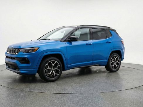 Used 2025 Jeep Compass Limited AWD/4WD image 3