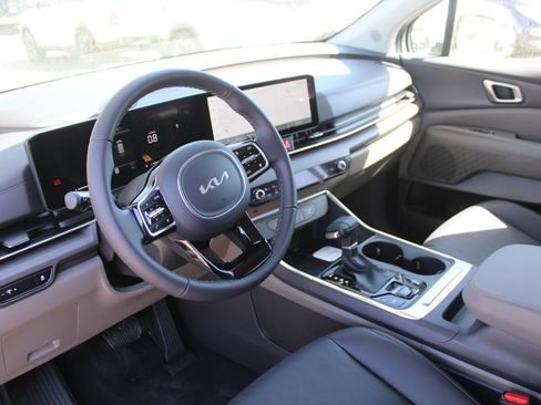 New 2026 Kia Carnival EX FWD image 29