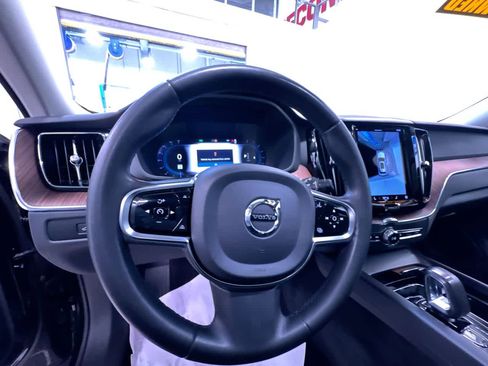 Used 2023 Volvo XC60 B5 Plus image 15