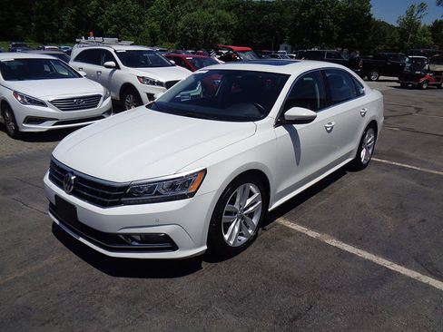 Used 2018 Volkswagen Passat 2.0T SE image 2