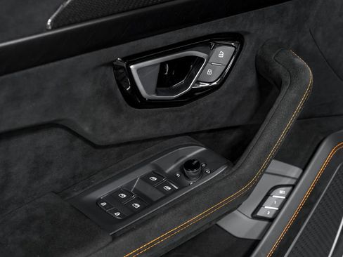 Used 2024 Lamborghini Urus Performante AWD/4WD image 10