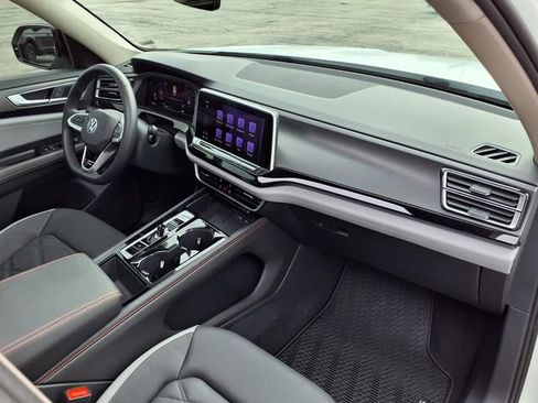 Used 2025 Volkswagen Atlas Peak Edition SE AWD/4WD image 91