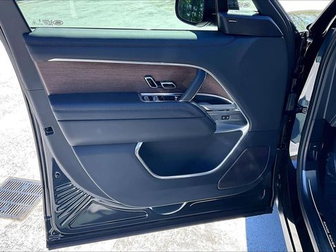 Used 2025 Land Rover Range Rover SE image 21