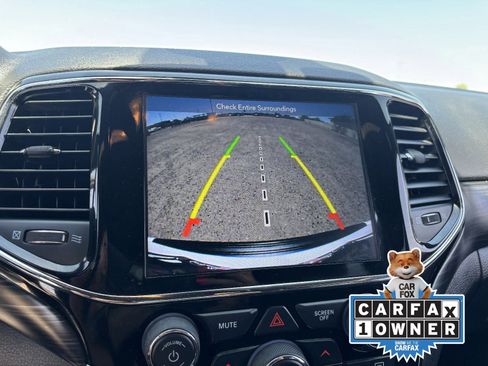 Used 2019 Jeep Grand Cherokee Laredo AWD/4WD image 24