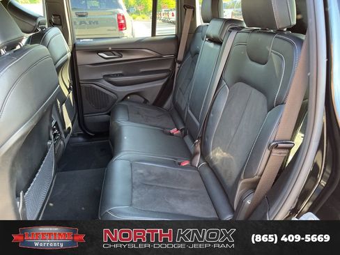 Used 2025 Jeep Grand Cherokee Altitude AWD/4WD image 9
