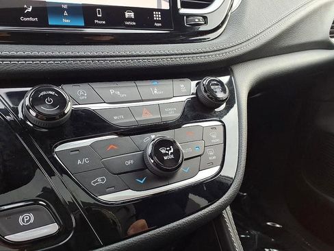 Used 2023 Chrysler Pacifica Limited w/ S Appearance Package image 33