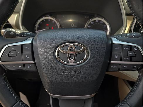 Used 2023 Toyota Highlander XLE FWD image 19