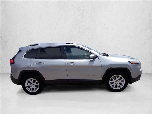 Used 2018 Jeep Cherokee Latitude Plus w/ Cold Weather Group AWD/4WD image 5
