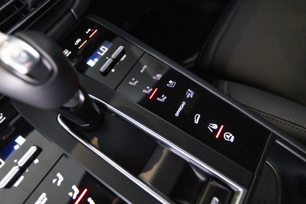 Certified 2026 Porsche Macan AWD/4WD image 25