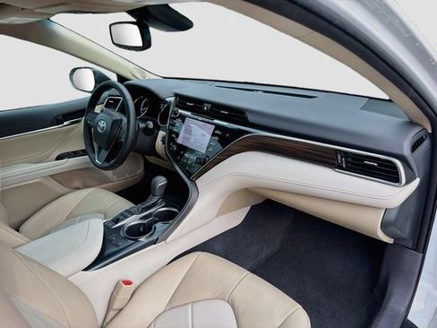 Used 2018 Toyota Camry XLE FWD image 13