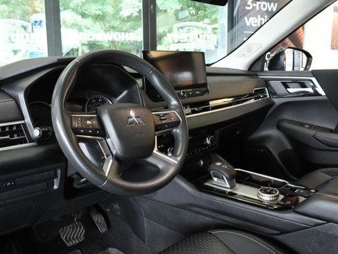 Used 2025 Mitsubishi Outlander ES AWD/4WD image 19