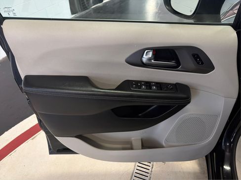 Used 2023 Chrysler Pacifica Touring-L FWD image 24