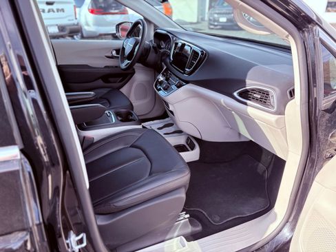 Used 2024 Chrysler Pacifica Touring-L image 5