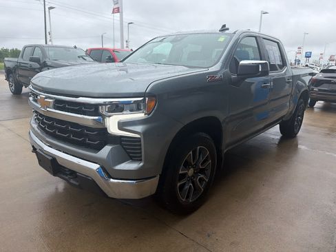 Used 2023 Chevrolet Silverado 1500 LT w/ Z71 Off-Road Package AWD/4WD image 2