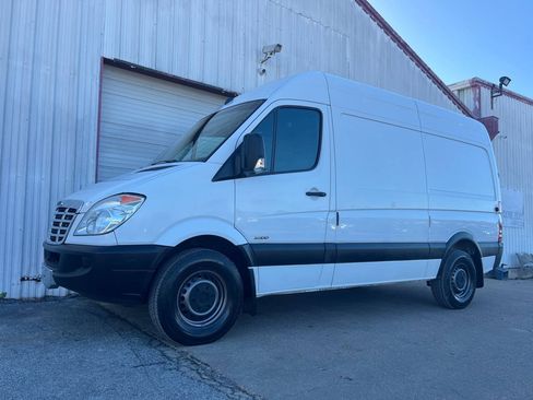 Used 2010 Freightliner Sprinter 2500 RWD image 6