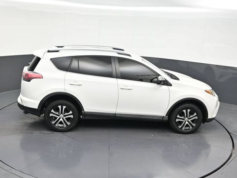 Used 2018 Toyota RAV4 LE FWD image 20