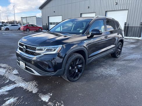 Used 2024 Volkswagen Taos SEL image 3