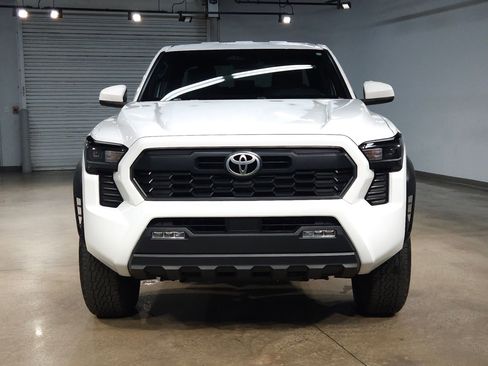 Certified 2025 Toyota Tacoma TRD Off-Road AWD/4WD image 2