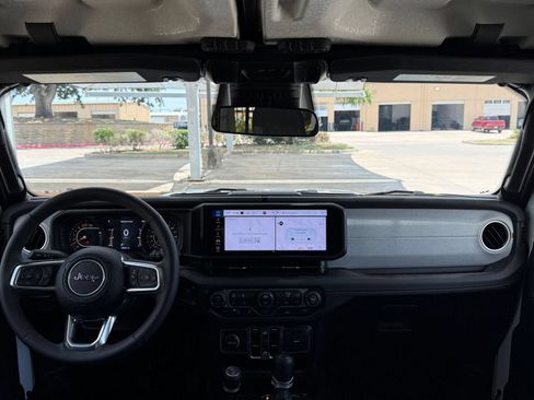 Used 2025 Jeep Wrangler Unlimited Sahara AWD/4WD image 33