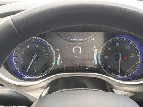 Used 2022 Chrysler Pacifica Touring-L image 25