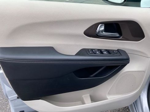 Used 2023 Chrysler Voyager LX FWD image 15