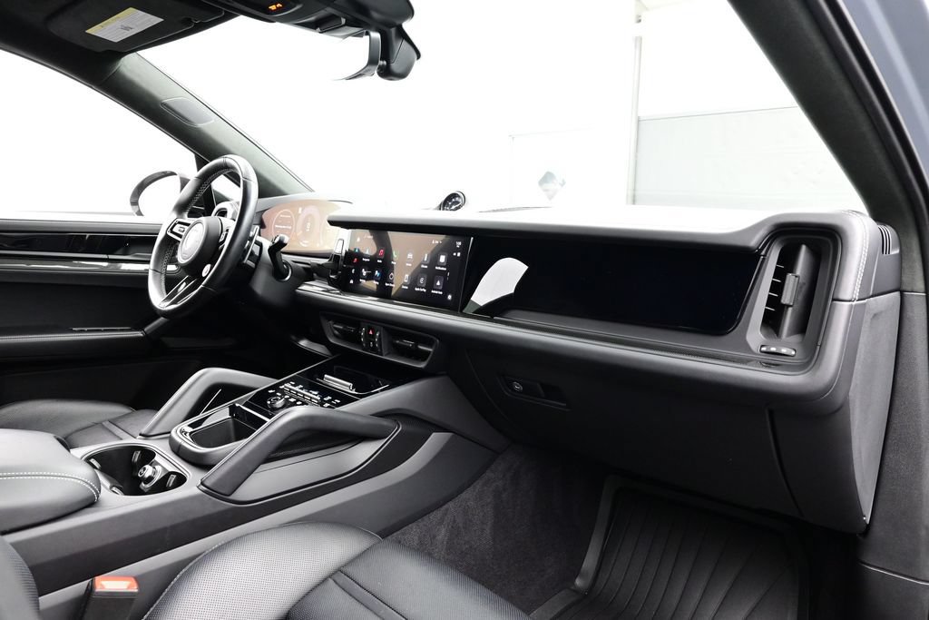 Certified 2024 Porsche Cayenne Turbo GT AWD/4WD image 18